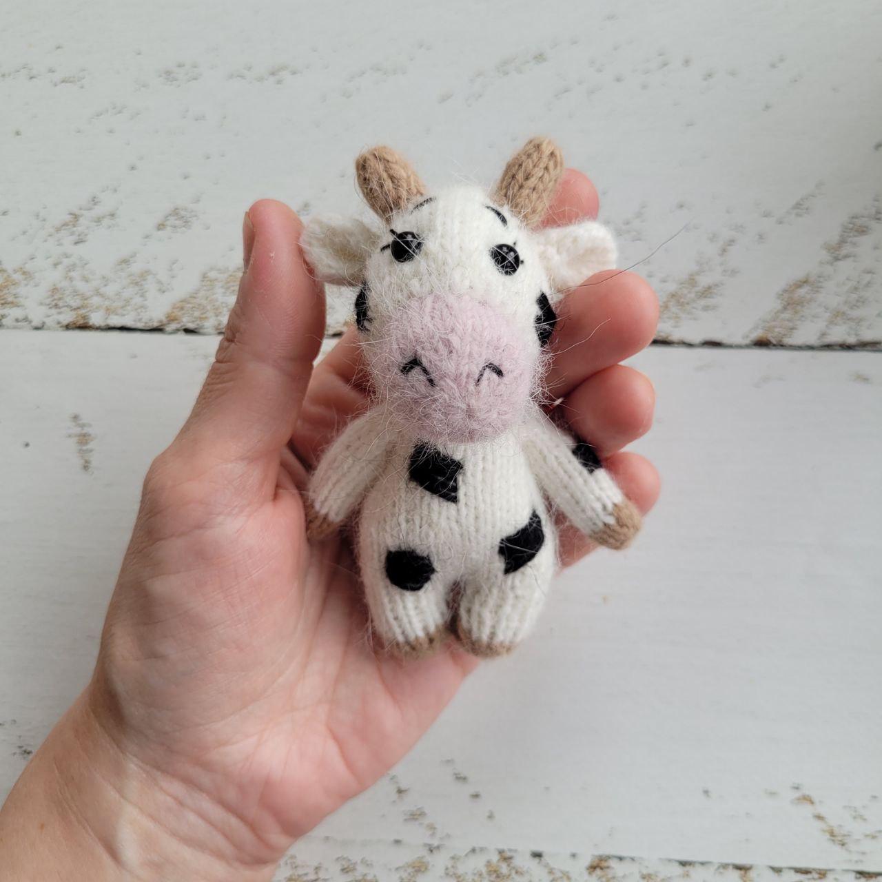 Newborn Cow Bonnet and Stuffed Toy: Hand-Knitted Photo Prop - Image 6
