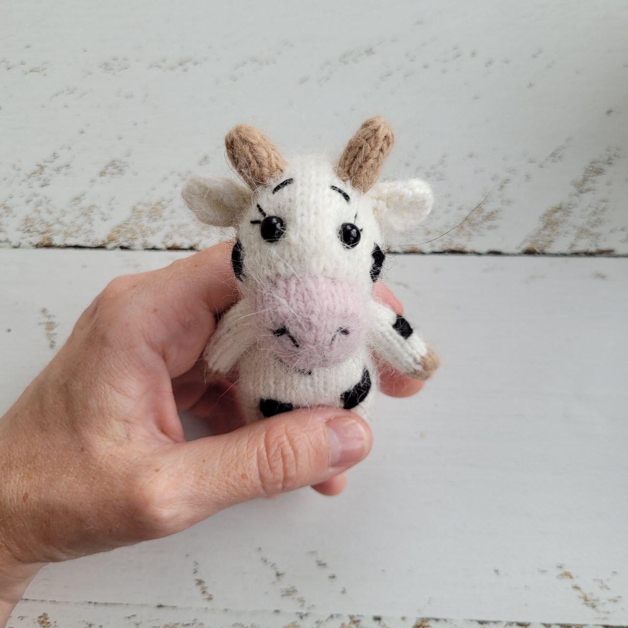 Newborn Cow Bonnet and Stuffed Toy: Hand-Knitted Photo Prop - Image 8