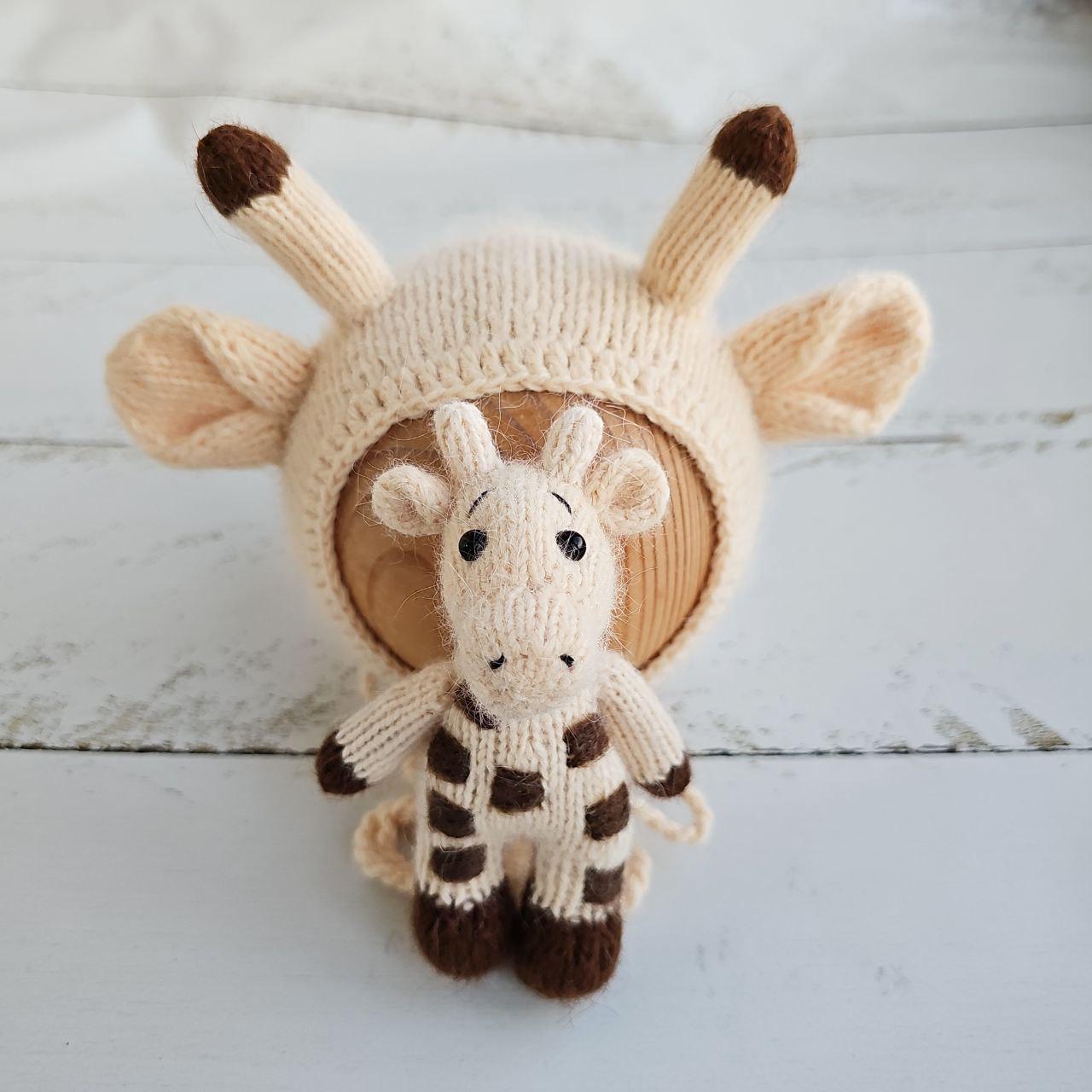 Newborn Giraffe and bonnet, Stuffed animal toy. Newborn photo props